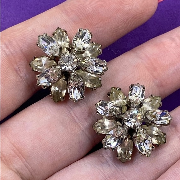 💛 Vintage Sherman White Crystal Floral Screw Back Earrings - Picture 5 of 5